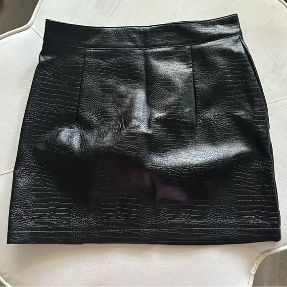 Topshop vegan leather mini skirt, black, size 8 NWOT - Picture 2 of 5